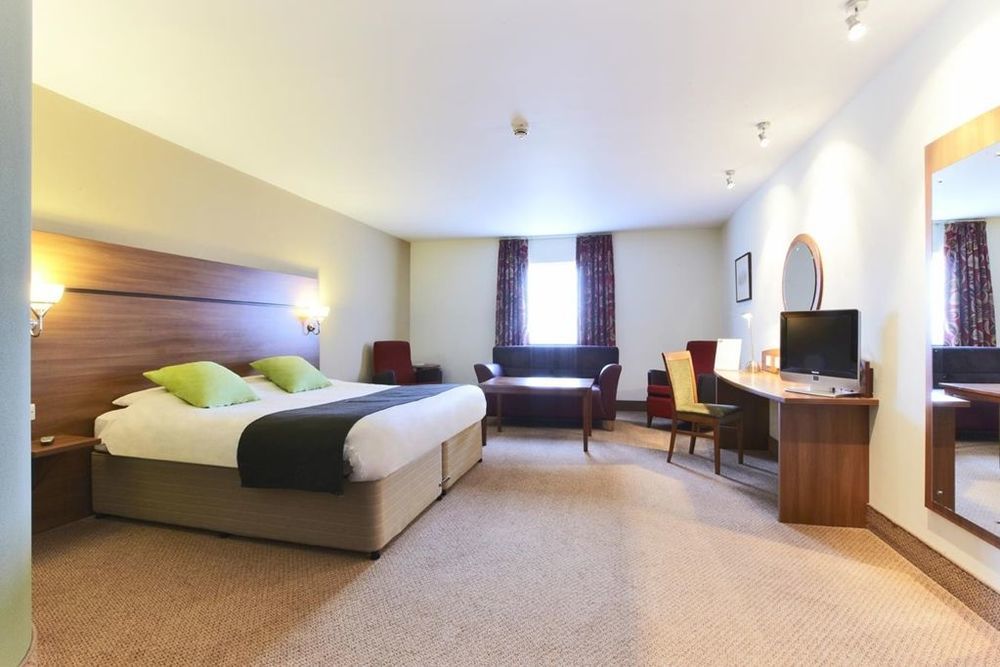 Premier Inn Glasgow Braehead Экстерьер фото