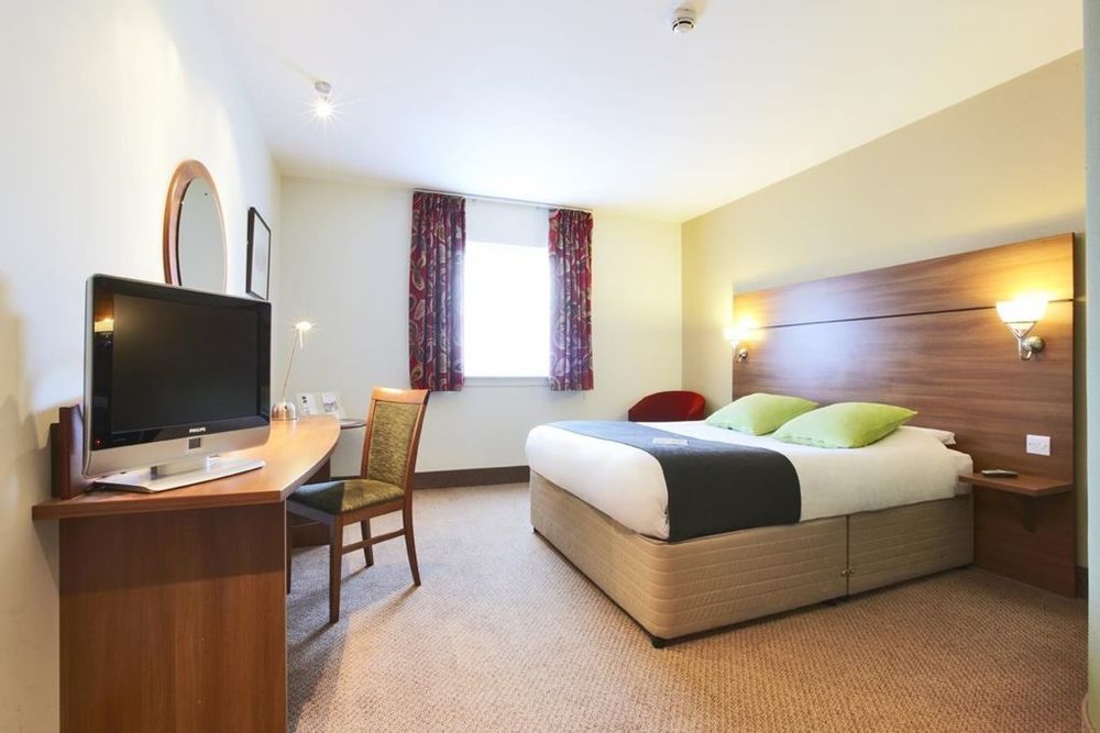 Premier Inn Glasgow Braehead Экстерьер фото